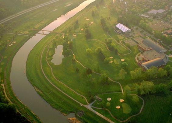 俄亥俄州大学霍金河沿岸的高尔夫球场鸟瞰图